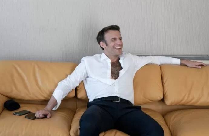 Macron’un ‘bağrı açık’ fotoğrafı tartışma yarattı