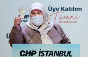 AKP’den CHP’ye geçen kadın üyelik kartını kürsüye vurarak bıraktı
