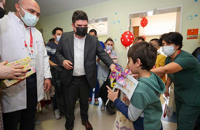 Başkan Kılıç’tan hastanedeki çocuklara 23 Nisan sürprizi