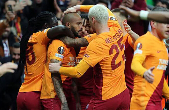 Galatasaray’ın yıldız futbolcusuna iki dünya devi talip oldu
