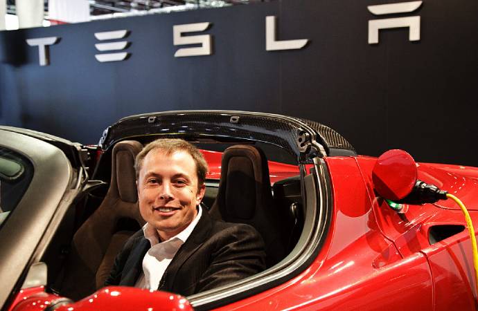 Elon Musk dört milyar dolarlık Tesla hissesi sattı