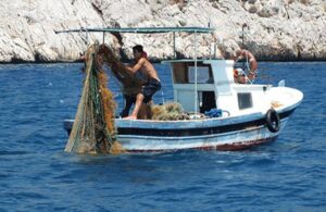 Balıkçıların ağına 62 kilo esrar takıldı