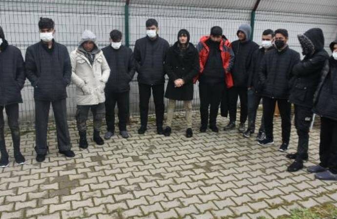 Yunanistan kaçak göçmenleri döverek Türkiye’ye geri itti