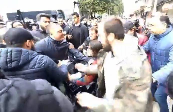 HDP’li Musa Piroğlu, polis müdahalesi sırasında tekerlekli sandalyesinden düştü