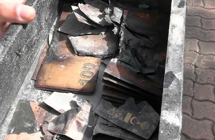 Fabrika yangınında çelik kasadaki paralar bile yandı