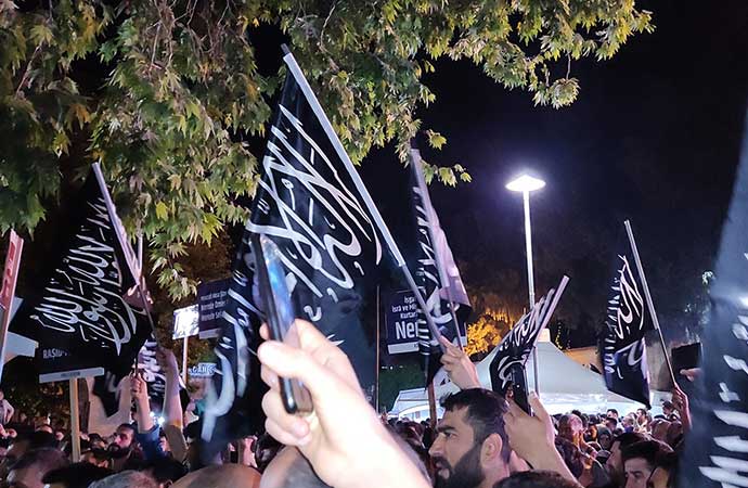 Şanlıurfa’da toplanıp siyah tevhid bayraklarıyla şeriat çağrısı yaptılar