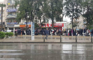 İzmir’de vatandaşlar yağmur altında “askıda ekmek” için bekledi