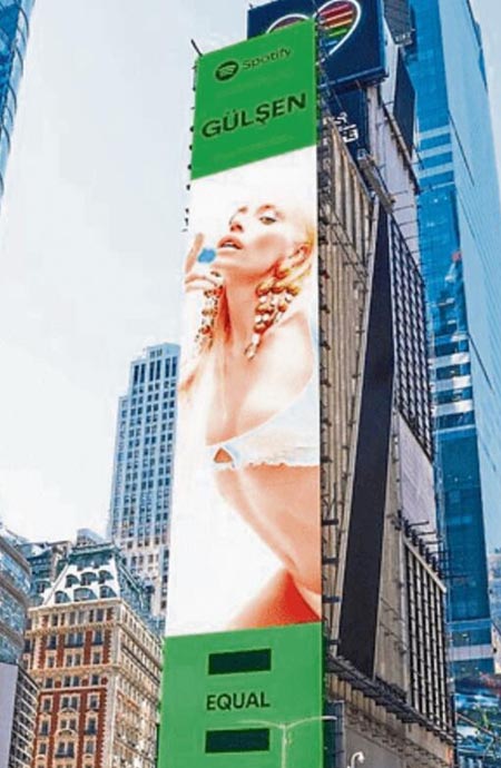 Gülşen, New York Times Meydanı'ndaki Spotify'ın dev reklam panosuda