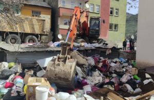 ‘Kötü koku’ şikayeti yapılan evden 6 ton çöp çıktı