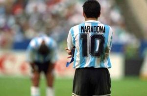 Maradona’nın efsane 10 numaralı forma satışa çıkıyor!