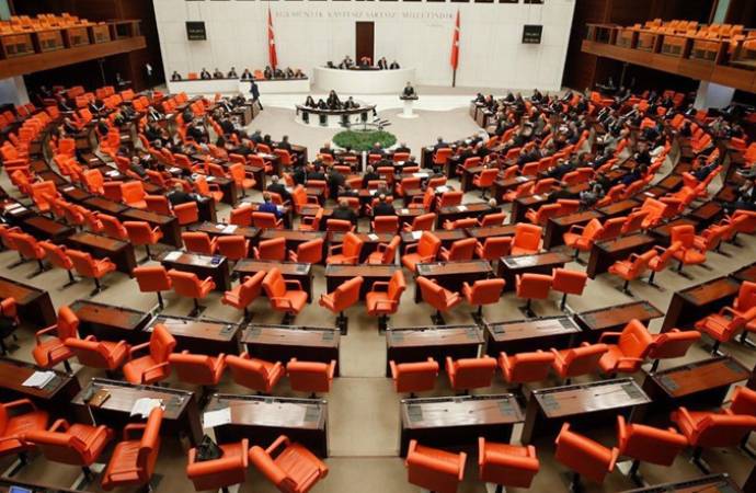 CHP’nin staj mağdurları için verdiği önerge ‘farkındayız’ denilerek AKP-MHP oylarıyla reddedildi!