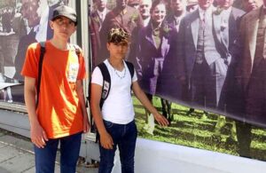 Atatürk posterlerini yırtanları gençler engelledi