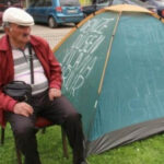 72 yaşındaki emekli banka önünde çadır kurarak eyleme başladı!