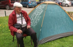 72 yaşındaki emekli banka önünde çadır kurarak eyleme başladı!