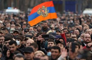 Ermenistan’da tansiyon yükseldi! Protestocular hükümet binasına girmeye çalıştı
