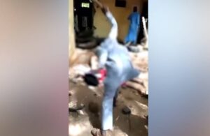 Nijerya’da sokak ortasında bir kadın taşlanıp yakılarak öldürüldü