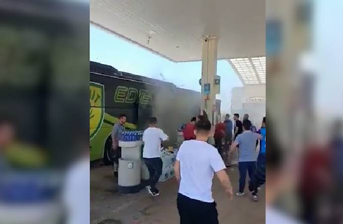 Trabzonsporlulardan Fenerbahçelilerin olduğu otobüse saldırı