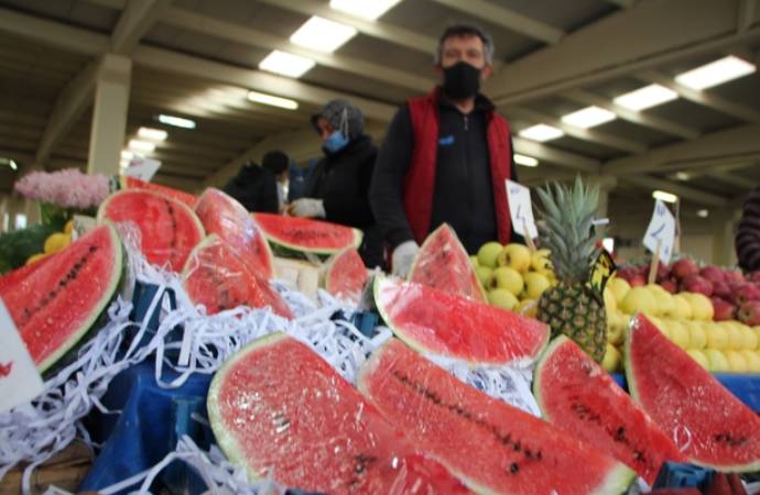 AKP’li Yılmazer, dilimle karpuz satılmasına çözüm buldu: Ben her sene ekiyorum