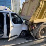 İstanbul’da inşaat işçilerini taşıyan minibüs hafriyat kamyonuna çarptı: 11 yaralı