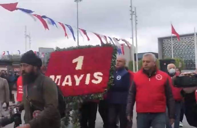 Taksim’de 1 Mayıs! Cumhuriyet Anıtı’na çelenk bırakıldı