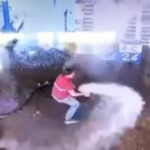 İşçinin su hortumuyla mücadelesi kamerada