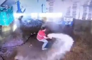 İşçinin su hortumuyla mücadelesi kamerada