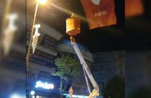 Ümit Özdağ: Küçükçekmece’de polis Zafer Partisi bayrağı indiriyor
