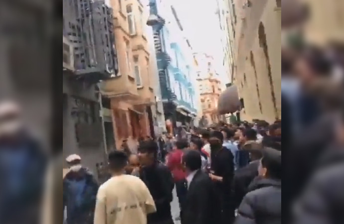 Kaçak göçmenler Taksim’de transların yaşadığı evlerin önüne gidip bağırdı