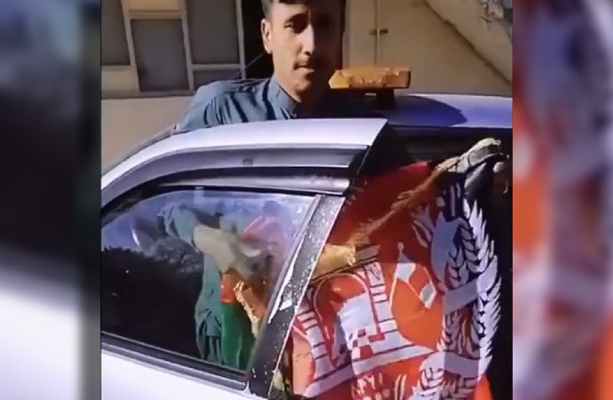 Kaçak Afgan zabıta aracında Afganistan bayrağı açtı