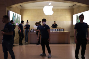 Apple mühendisleri casusluk davaları nedeniyle zor günler yaşıyor. Özellikle son dönemlerde Apple onların peşine düştü.