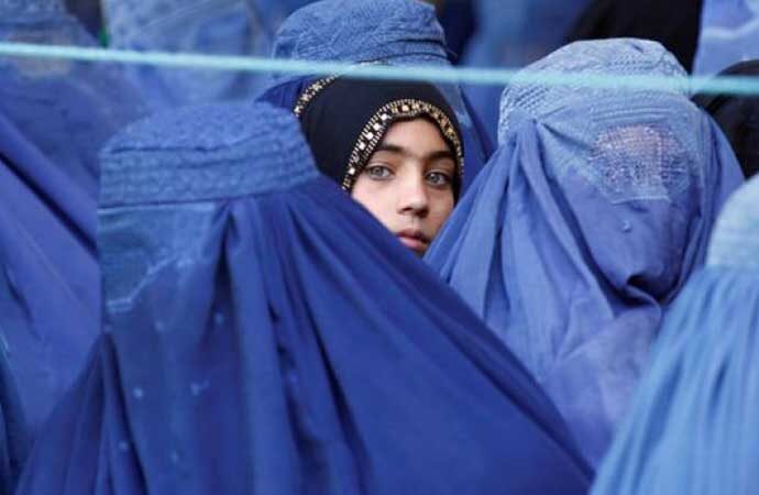 Afganistan’da kadın sunucu ve muhabirlere yüzlerini kapatma zorunluluğu getirildi