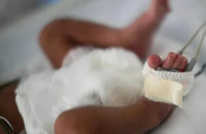 Yeni doğan 11 bebek hastanede çıkan yangınla hayatını kaybetti