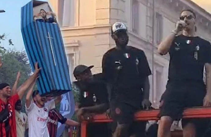 Milanlı taraftarlar şampiyonluk kutlamalarında Hakan Çalhanoğlu’nu tabuta koydu