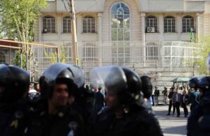 İran’da iş merkezinin çökmesini protesto edenlere müdahale edildi