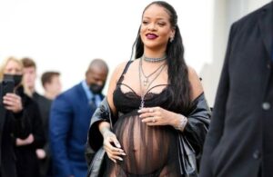 Rihanna ilk bebeğini dünyaya getirdi