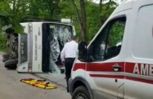 Akademisyenleri taşıyan midibüs devrildi! Dekan öldü, 19 kişi yaralandı
