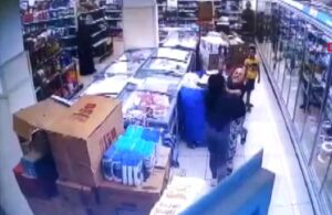 Çocuğu yanındayken market çalışanına saldırdı