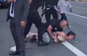 Biden’ı protesto eden kadına polisten sert müdahale