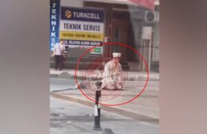 İstanbul’da cübbeli sarıklı bir kişi yol ortasında namaz kıldı