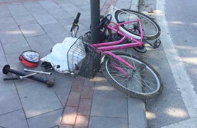 Pembe bisiklet hırsızı yakalanınca önce polisi sonra kendini bıçakladı