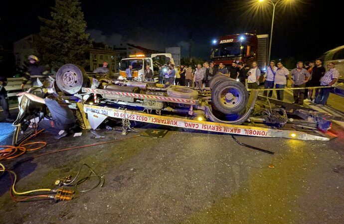Dünyada eşi benzeri olmayan kaza Türkiye’de yaşandı! Üç çekici birbirine girdi: 1 ölü