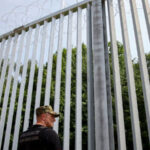 Polonya göçmen geçişini engellemek için çelik duvar ördü
