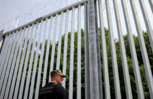 Polonya göçmen geçişini engellemek için çelik duvar ördü