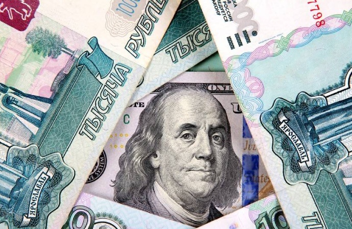 Rus rublesi yaptırımlara rağmen dolar karşısında yedi yılın zirvesinde
