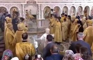 Rus Ortodoks Patriği Kirill törende düştü