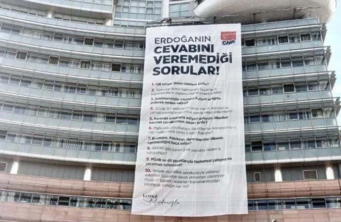 Erdoğan’ın cevap veremediği 10 soru CHP Genel Merkezi’ne asıldı!