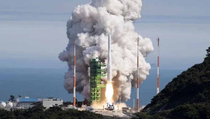 Güney Kore ilk uydusunu yörüngeye fırlattı