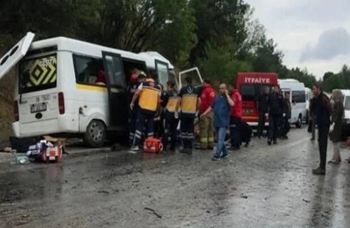 Yolcu minibüsü tankerle çarpıştı: 8 ölü 10 yaralı