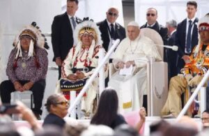 Papa Franciscus kilise okullarındaki çocuk istismarları nedeniyle özür diledi