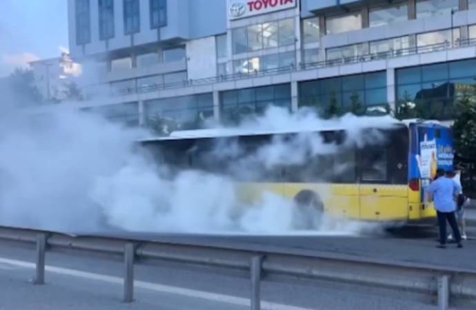 İETT otobüsünde korkutan yangın! Sürücüler söndürdü